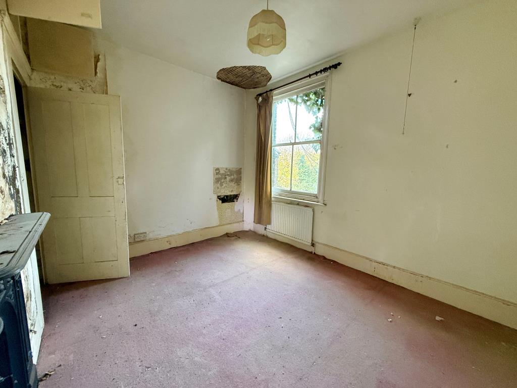 Lot: 12 - SUBSTANTIAL SIX-BEDROOM HOUSE FOR TOTAL REFURBISHMENT - Bedroom two